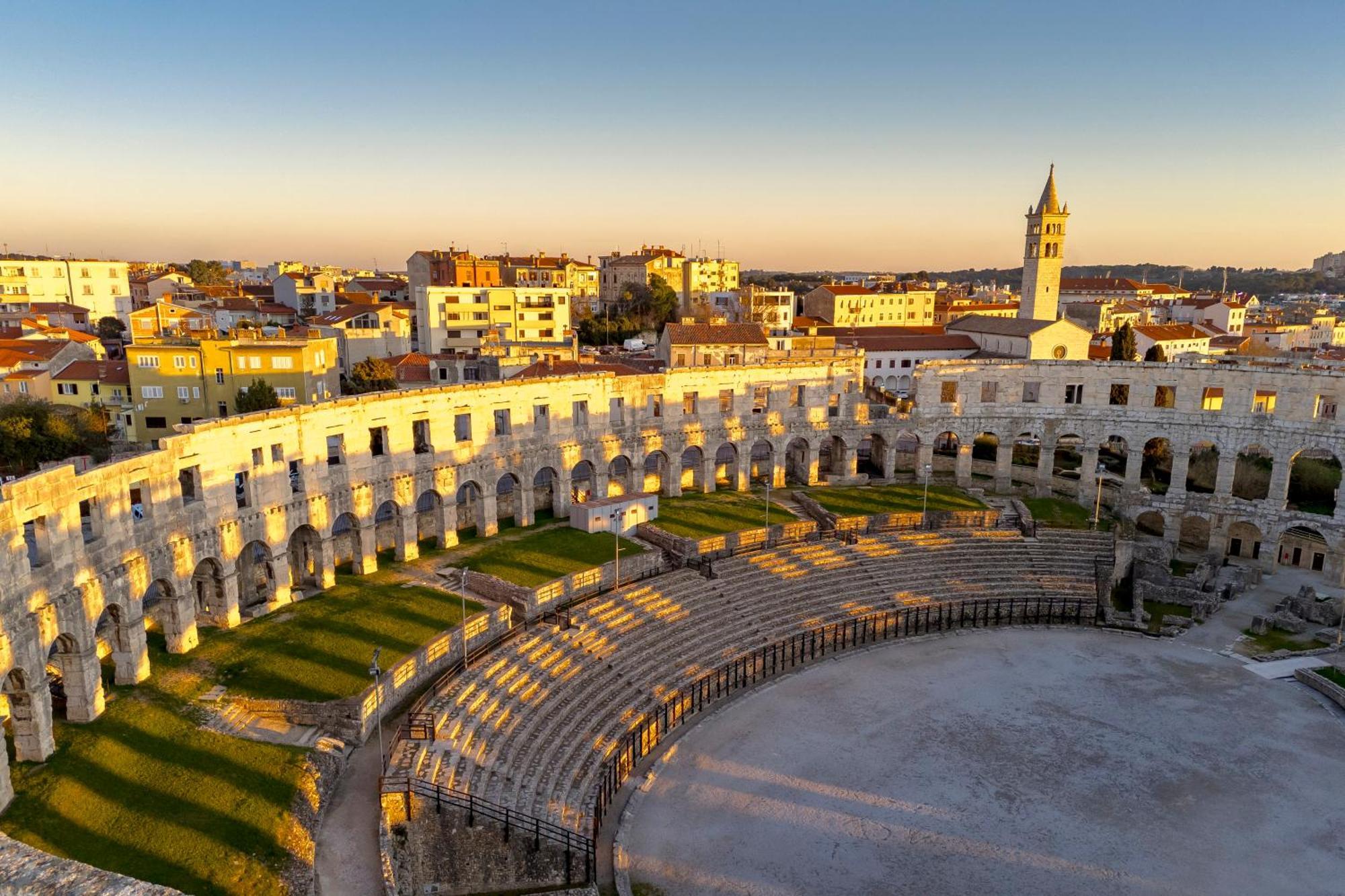 Pula Residence Rooms And Apartments Old City Center Bagian luar foto