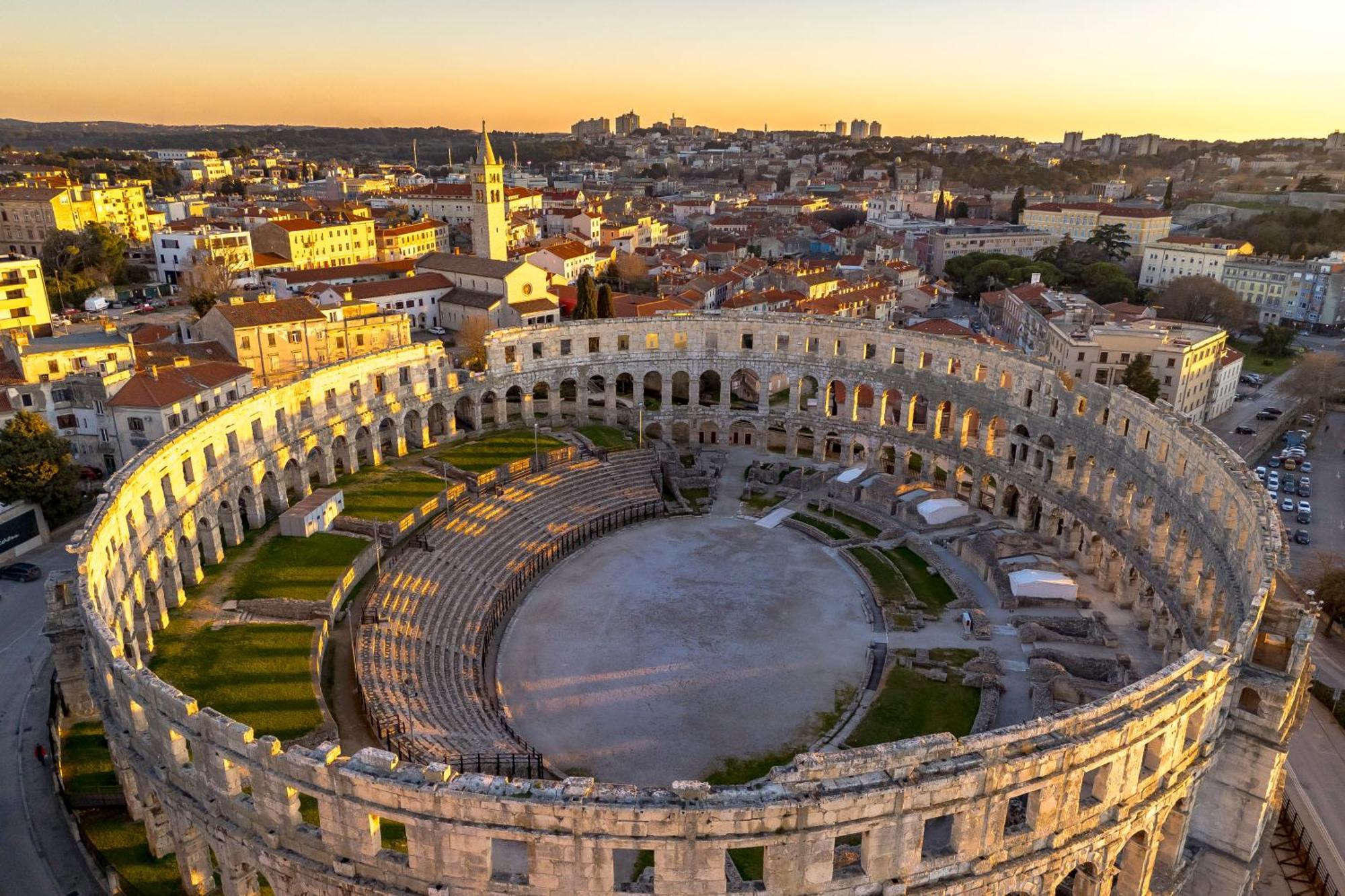 Pula Residence Rooms And Apartments Old City Center Bagian luar foto